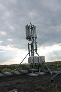 Czy jednorazowe przebywanie 30-45 min na dachu z BTS jest szkodliwe?