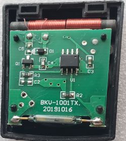 Płytka PCB z cewką, układem U1 w obudowie SOIC-8 i elementami SMD w czarnej obudowie