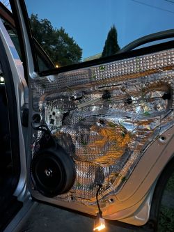 Jak podłączyć w samochodzie 4-kanałowy wzmacniacz?