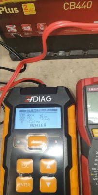 Tester diagnostyczny 4DIAG podłączony do akumulatora CB440.