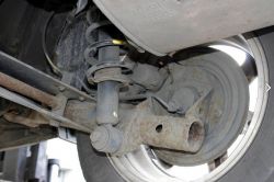 Toyota Corolla E12 lewarowanie - miejsce na podpórki Toyota Corolla E12 lewarowanie - miejsce na podpórki
