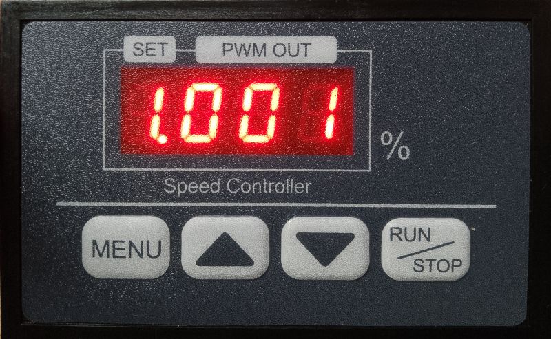 Panel sterownika prędkości PWM z czerwonym wyświetlaczem „1001” i przyciskami MENU, strzałki, RUN/STOP