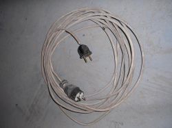 Porażenie prądem? Kabel z dwóch stron zakonczony wtyczką.