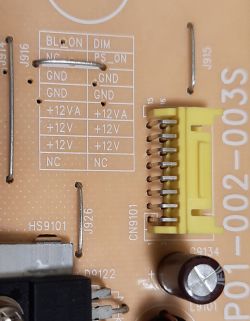 Zbliżenie płytki zasilacza z żółtym złączem CN9101 i tabelą pinów BL_ON, DIM, PS_ON, +12V, GND