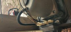 Zbliżenie na połączenia elektryczne przy obudowie metalowej maszyny