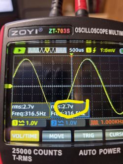 Wyświetlacz oscyloskopu Zoyi ZT-703S pokazuje wartość RMS 2.7V i częstotliwość 316.5Hz