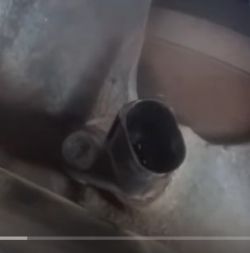 Golf V 2006 - Podłączenie klocków hamulcowych urwane gniazdo.