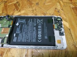 Smartfon Xiaomi Redmi 5 po zalaniu - problem z uruchomieniem, wymiana płyty PCB, ładowanie