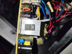 Zbliżenie na płytkę drukowaną z elementami elektronicznymi wewnątrz kostkarki Klarstein Eszeit.