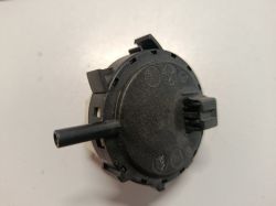 Zbliżenie na czarny mechaniczny hydrostat z króćcem i złączem elektrycznym