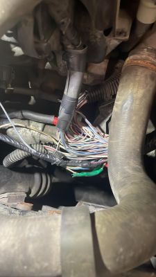 Przewody elektryczne w samochodzie z naprawioną izolacją