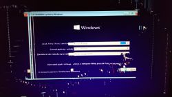 Ekran instalatora Windows z poważnymi artefaktami graficznymi