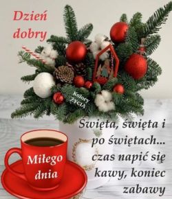 Czerwony kubek z kawą na tle świątecznej dekoracji z napisem o końcu świąt