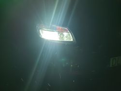 Reflektor samochodowy świecący w ciemności.