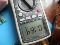 Multimetr cyfrowy z wyświetlaczem pokazującym odczyt 0.169 V.
