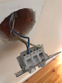 Jak zainstalować Sonoff Mini w włączniku schodowym bez neutrala?