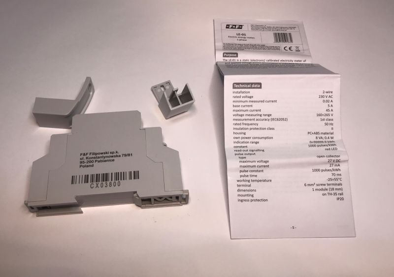 Tylny widok obudowy licznika energii F&F LE-01 oraz dokumentacja techniczna.