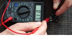 Bieżnia wyzwala bezpiecznik przy uruchomieniu.