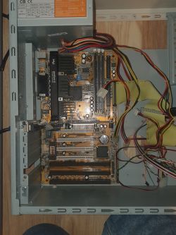 Płyta Gigabyte GA-6BXC - długi powtarzający się pik ze speakera, nic na ekranie