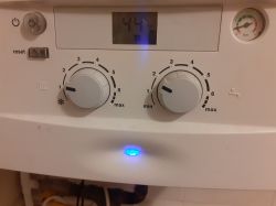 Panel sterowania pieca gazowego Junkers z manometrem wskazującym poniżej 1 bara.