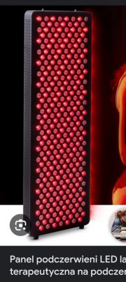 Panel LED podczerwieni emitujący czerwone światło.