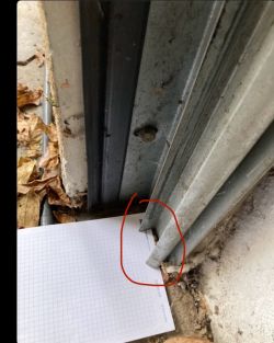 Zdjęcie aluminiowego profilu zatopionego w wylewce około 1-2 cm, z zaznaczonym problematycznym miejscem.