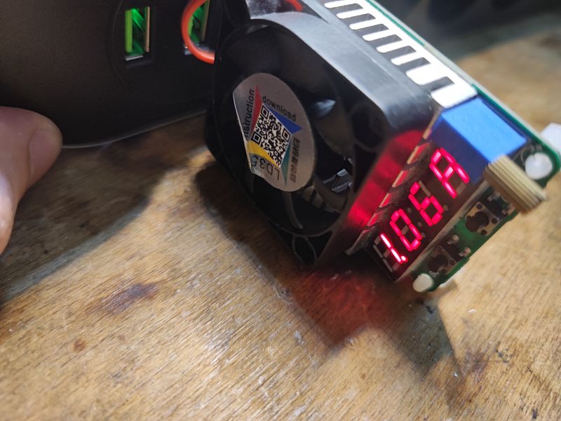 Przedłużacz/listwa 2m 4 gniazda i 3 USB za 35 zł o tajemniczej wydajności prądowej
