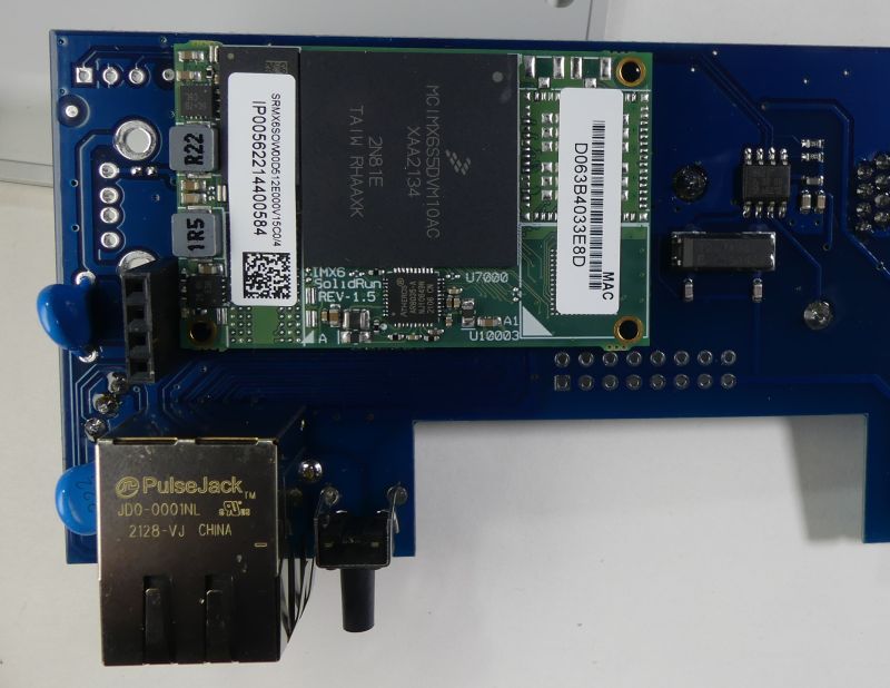 Zbliżenie płytki PCB z modułem i.MX6, etykietą MAC oraz portem Ethernet PulseJack