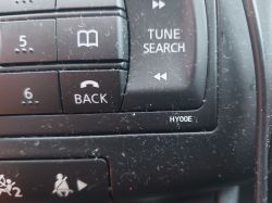 Panel radiowy samochodu z różnymi przyciskami, w tym TUNE SEARCH i BACK.