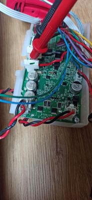 Obwód drukowany z przylutowanymi kablami i elementami elektronicznymi.