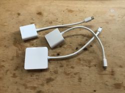 Wnętrze trzech różnych przejściówek Mini Display Port na VGA Wnętrze trzech różnych przejściówek Mini Display Port na VGA