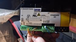 Panel sterujący Lenze E84DGFSxNx z podłączonymi przewodami i opisem złączy