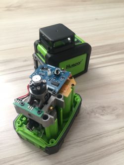 Częściowo rozłożony laser krzyżowy Huepar 901CG z widoczną płytką PCB.