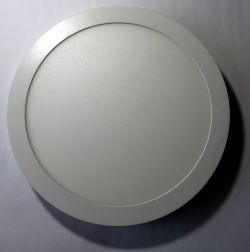 Okrągły biały panel świetlny lub plafon sfotografowany z góry na jasnym tle