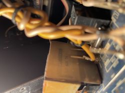 Wnętrze wzmacniacza Denon PMA-2000AE z ukazanym transformatorem standby.