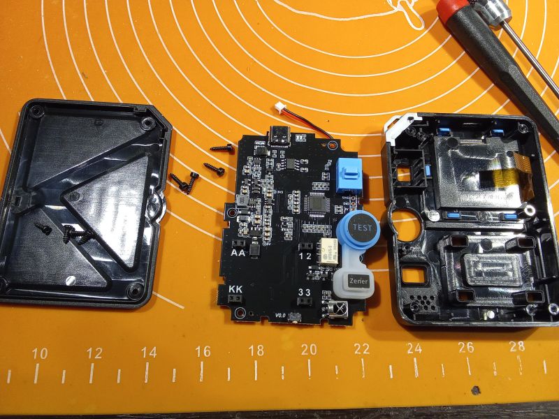 Rozłożony tester LCR-P1 z widoczną płytką PCB i rozdzielonymi częściami obudowy