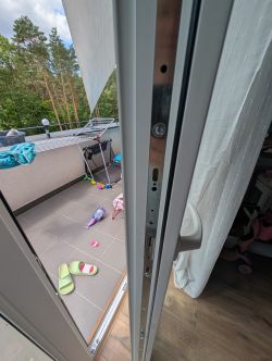 Okno balkonowe 5 lat – nie działa uchył, klamka nie obraca się do góry, regulacja prowadnic