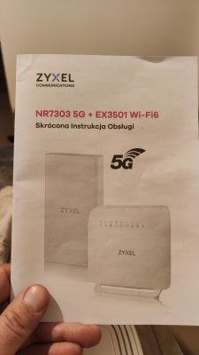 Instrukcja skrócona Zyxel NR7303 5G + EX3501 Wi-Fi 6 Okładka instrukcji obsługi Zyxel NR7303 5G i EX3501 Wi-Fi 6 trzymana w dłoni