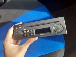 Jak rozkodować radio na stałe bez powtarzania procesu po odłączeniu zasilania?