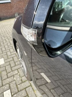 Jak naprawić przerysowany rant obudowy lusterka samochodowego?