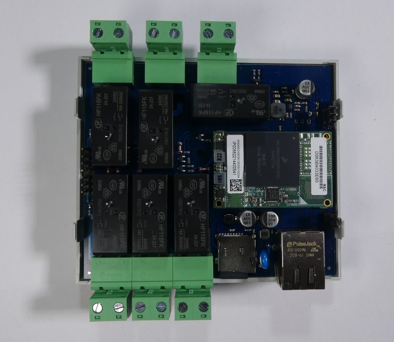 Moduł elektroniczny z przekaźnikami, złączami zielonymi i portem Ethernet