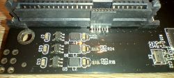 Zbliżenie na płytkę PCB stacji dokującej Blueendless BS-HD01S z widocznym złączem SAS/SATA oraz elementami SMD.