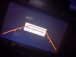 Wyświetlacz samochodowy z komunikatem 