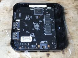 Wnętrze Android TV Box T95MAX z widoczną płytą główną i podzespołami elektronicznymi.
