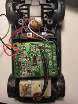 Lutowanie luźnego przewodu w samochodziku na pilota - Gdzie przymocować? (Zdjęcia)