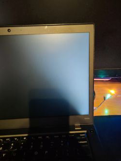 Nierównomierne podświetlenie ekranu w laptopie ThinkPad T440s Podświetlenie w prawym dolnym rogu ekranu laptopa ThinkPad T440s po jego wyłączeniu