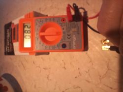 Miernik elektryczny z odczytem 0.82, podłączone przewody.