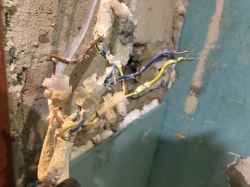 Connecting Two Different Sockets Without Grounding: Main Cable Bridging Inquiry