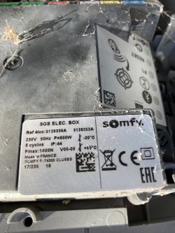 Tabliczka znamionowa na urządzeniu SGS ELEC. BOX firmy Somfy.