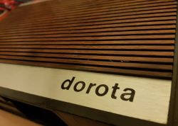 Przedni panel radia Unitra Dorota z wyraźnie widocznymi drewnianymi listwami i napisem dorota.